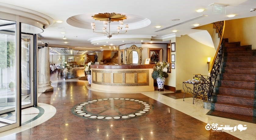 نمای محوطه لابی و میز پذیرش